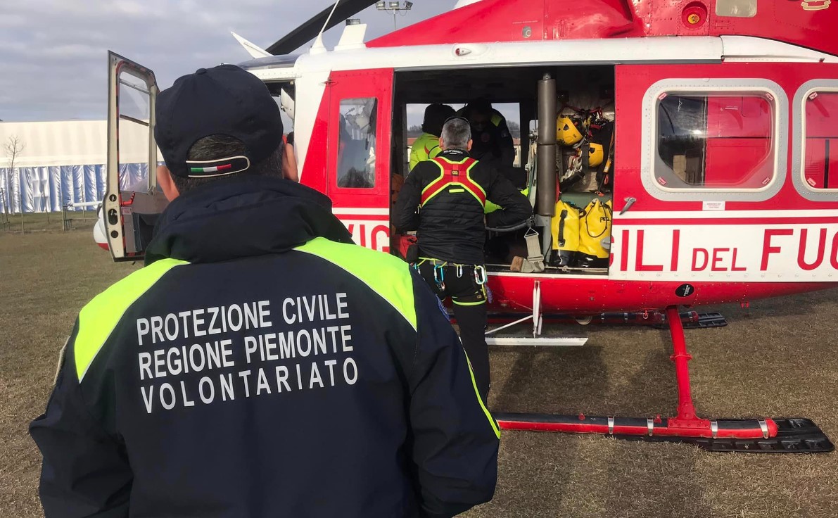 Droni ed elicottero per cercare un uomo visto sporgersi dal ponte