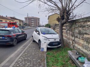 Occimiano: esce di strada e finisce contro un albero