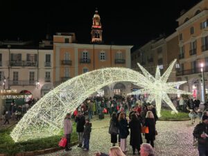 Casale, il Natale in città: accese le luci in piazza Mazzini