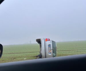 Mandrogne: auto si ribalta nel campo
