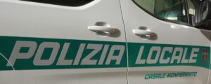 Casale, ubriaco alla guida del camion danneggia due auto e fugge
