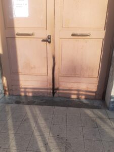 Mandrogne, a fuoco il portone della scuola