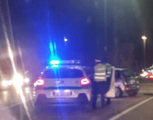 Auto in fiamme sul ponte del Po a Casale