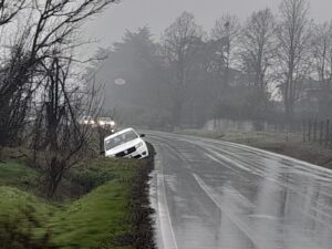 Valmadonna, auto nel fosso