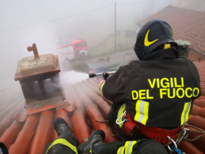 Incendio in una canna fumaria, l’intervento dei Vigili del Fuoco