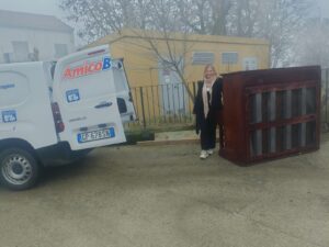 Alessandria, recupera il pianoforte abbandonato nel parcheggio