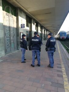 Molesta una ragazza sul treno, denunciato per violenza sessuale