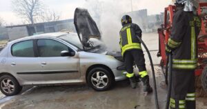 Casale, auto in fiamme in una cascina