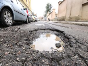 Alessandria, buche sulle strade: è un disastro