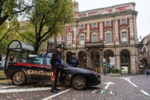 Ubriaco, tenta il furto delle centraline e di un’auto: bloccato