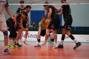 Negrini si mangia le mani, Belluno vince al tiebreak