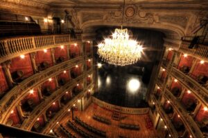 Sin Art e gli allievi di recitazione in scena al Sociale
