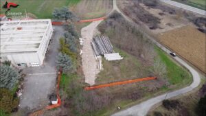 Strada abusiva realizzata con i rifiuti edili: due le ditte coinvolte