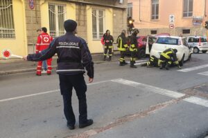 Novi, scontro all’incrocio: auto finisce sul marciapiede