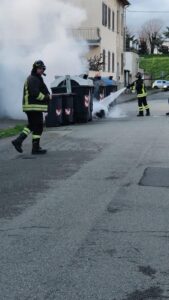 Alessandria: cassonetti in fiamme, servono i Vigili del Fuoco