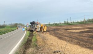 Lobbi: tir fuoristrada, al lavoro per il recupero