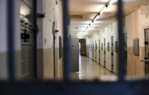 Carcere di Alessandria: celle sovraffollate, scarafaggi e acqua fredda nei servizi