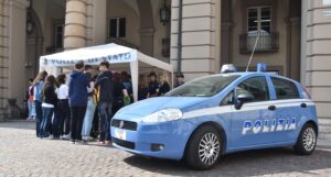 Giornata dei bambini scomparsi, gazebo della Polizia in piazza
