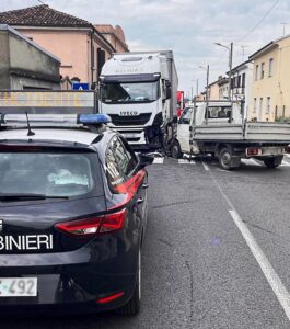 Ozzano, scontro tir-furgone, un ferito