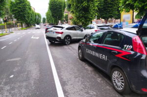 Tortona: auto va a sbattere sui veicoli in sosta in via Cavour
