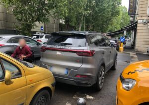 Alessandria: ragazzo con disabilità bloccato dalle auto in sosta
