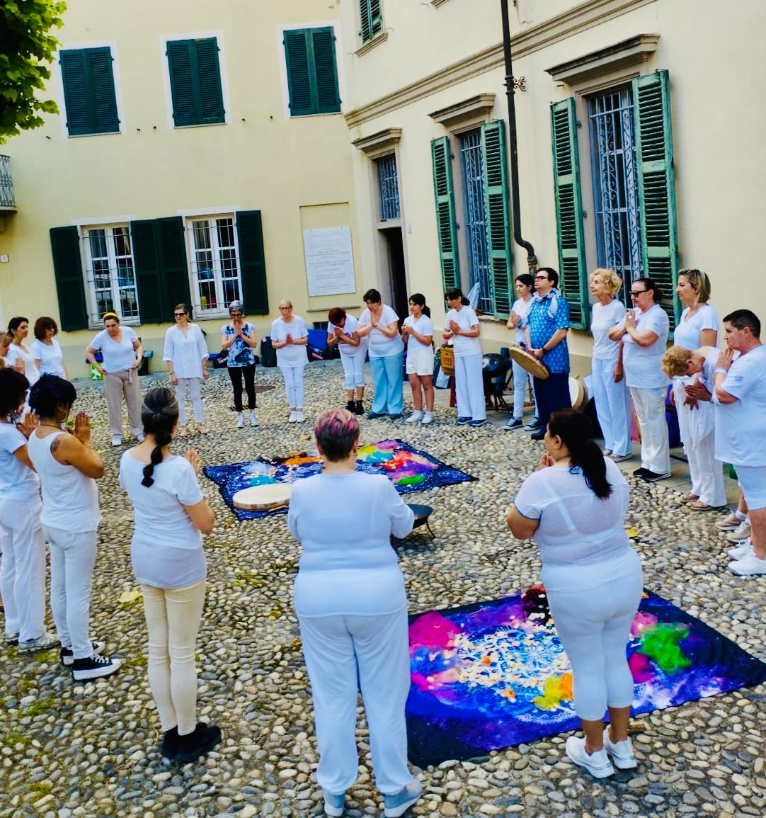 Yoga: il mondo si ferma, inspira e saluta il Sole