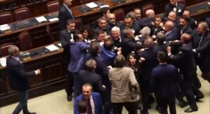 Rissa alla Camera. Donno (M5S) punta il dito anche contro Amich