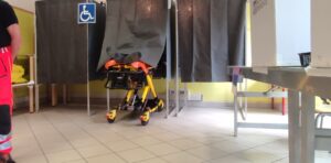 Alessandria: costretto in barella, va a votare comunque