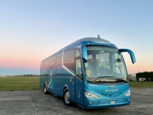Invece del serbatoio, svuotano il water di un pullman