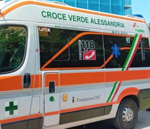Prima i sassi contro l’ambulanza, poi l’aggressione a due donne