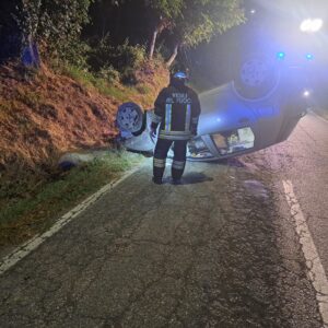 Ozzano, esce di strada e si ribalta con l’automobile