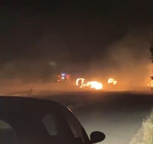 Mandrogne: pompieri alle prese con l’incendio delle balle di paglia