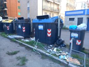 “Topi che escono dai tombini”: degrado in Piazza Audisio
