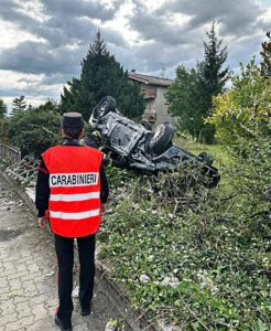 Cassano Spinola: auto sfonda una recinzione e si ribalta