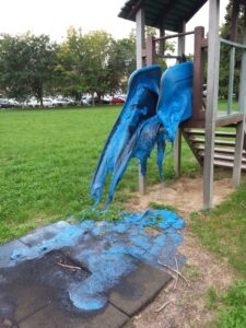 “Al Galimberti, tra piazza Torriani e parco giochi solo degrado”