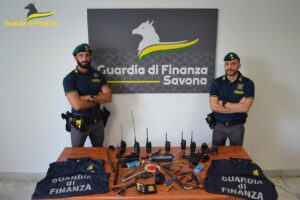 Fermati sulla A7 con armi e distintivi falsi: tre giovani denunciati