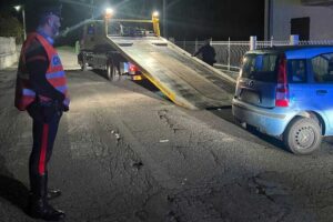 Sardigliano, ubriaco e senza patente va a sbattere contro una casa