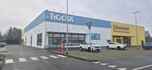 Astuti: irruzione notturna in tre negozi. E i banditi sfondano un muro