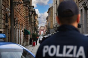 Giovani agenti aiutano anziana sola a fare la spesa: il gesto di umanità