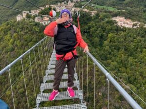 Sospesa nel vuoto, Anna Guala sul ponte tibetano di Sellano