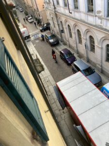 Via Alessandro III, grosso camion urta e danneggia un balcone