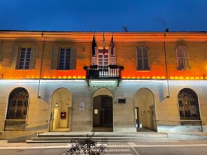 Arancione e rosso per dire basta alla violenza contro le donne