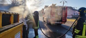 Alessandria, brucia cassonetto della plastica