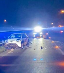 Alessandria, via Pavia: esce dalla strada privata e provoca l’incidente