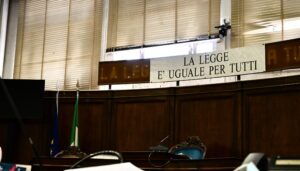 Condannata per un incidente stradale, esce dall’aula si ferisce e urla