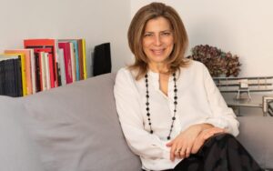 Raffaella Romagnolo presenta “Aggiustare l’universo” a Valenza