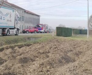 Casale: auto in fiamme lungo la strada per Valenza