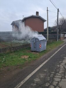 Mandrogne, a fuoco due cassonetti della spazzatura