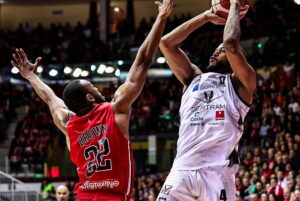 Serataccia Bertram. Sconfitta a Trieste e infortunio a Strautins