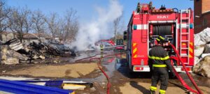 Oviglio, incendio di fianco al cimitero, Vigili del Fuoco in azione